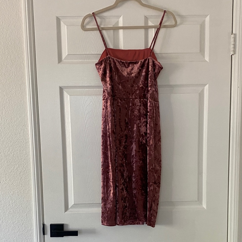 Chic Velvet Midi Dress in Rose by [Brand] - Picture 5 of 7